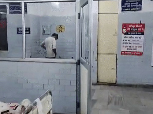 आरक्षक मनीष तिवारी अस्पताल के अंदर पेशाब करते दिख रहे।