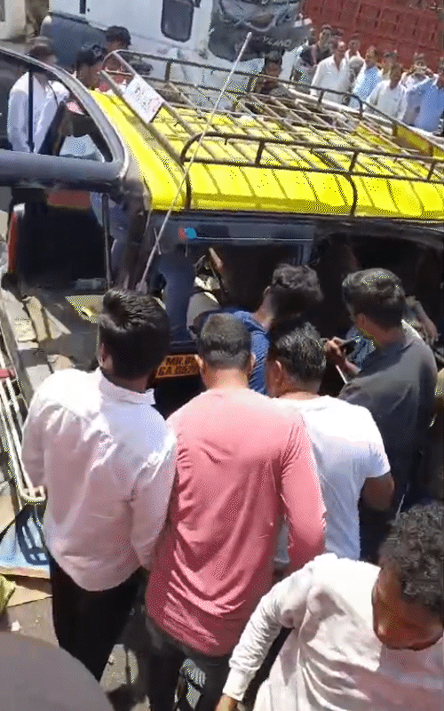 स्थानीय लोगों ने मृतकों को वैन से निकाला।