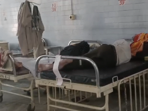 वर्दी उतारकर ड्रिप स्टैंड पर टांगी और मरीजों के बेड पर लेट गए।