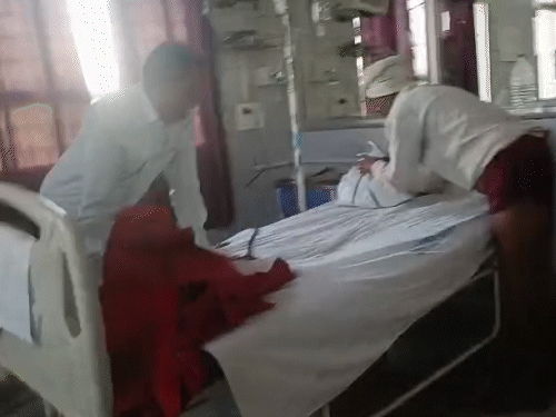 नशे में धुत हंगामा भी करते रहे पुलिसकर्मी।