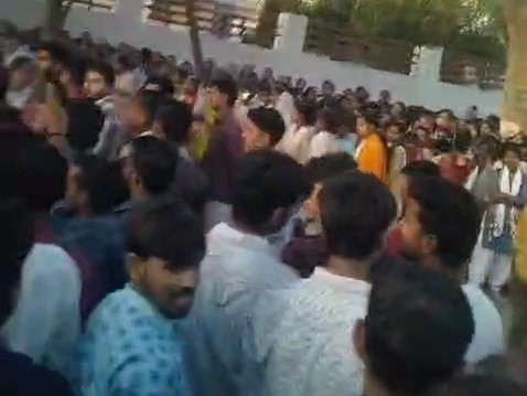 नोएडा में फैक्ट्री कर्मचारियों ने क्यों बवाल मचाया?: 4 दिन पहले हरियाणा में 35% सैलरी बढ़ी, UP के वर्कर्स की डिमांड क्या है? - Uttar Pradesh News 8367cd87 65d8 4186 8f6e 0ec6557edfb91776099212689 1776101199