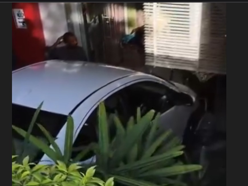 शोरूम का बड़ा शीशा तोड़ते हुए अंदर घुसी कार।