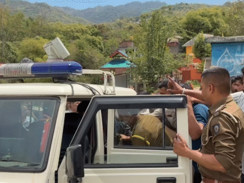 आरोपी को गिरफ्तार करने के बाद गाड़ी में ले जाते हुए पुलिस।