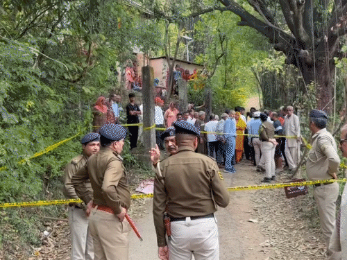 जिस जगह युवती की हत्या की गई, वहां मौजूद पुलिस और लोकल लोग।