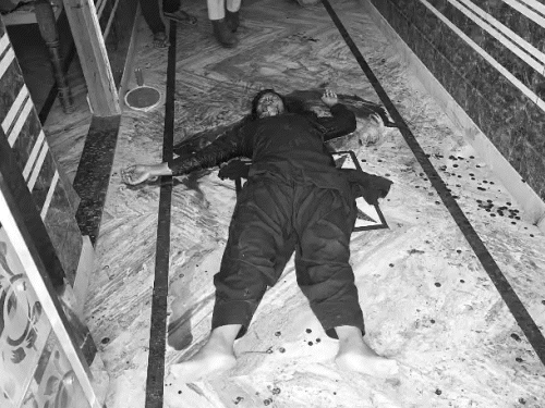 घर में पड़ा खून से लथपथ चीनू का शव।