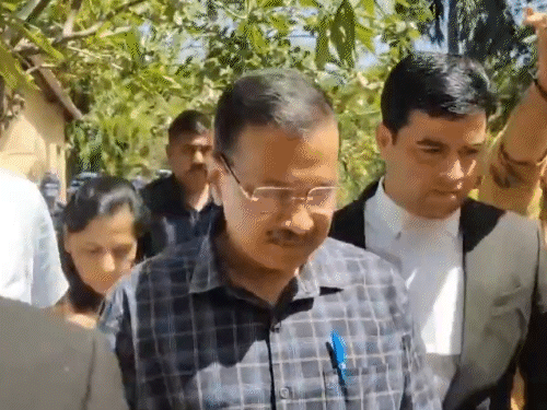 अरविंद केजरीवाल सोमवार को आबकारी केस में दलील रखने के लिए हाईकोर्ट पहुंचे। - Dainik Bhaskar