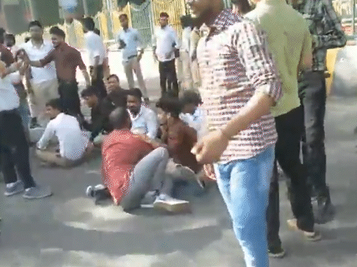 कर्मचारियों ने नोएडा सेक्टर 15 और 62 में सड़क जाम की। बीच सड़क पर बैठकर कंपनियों के खिलाफ नारेबाजी की।