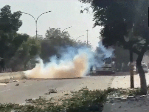 गुस्साए लोगों को काबू करने के लिए पुलिस ने आंसू गैस के गोले छोड़े।