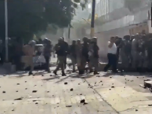 कर्मचारियों ने पुलिस बल पर पत्थरबाजी की। काफी मशक्कत के बाद भीड़ को काबू किया जा सका।