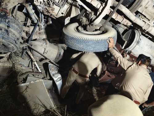 टक्कर के बाद ट्रक बस पर पलट गया। बाराती अंदर फंस गए। उनको बड़ी मुश्किल से पुलिस ने रेस्क्यू किया।