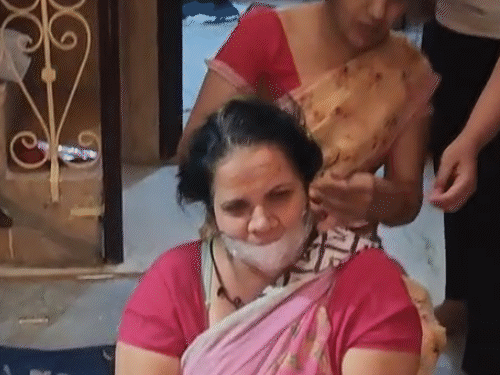 पीड़ित महिला जैसे-तैसे घर से बाहर निकली तो पड़ोसियों ने उनके हाथ, पैर और मुंह पर बंधी टेप को खोला।