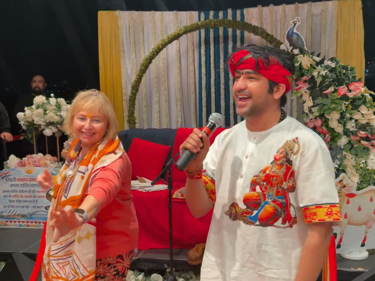 पं. धीरेंद्र शास्त्री ने ऑस्ट्रेलिया में क्रूज पर सत्संग किया। विदेशी श्रद्धालु थिरकते दिखे।