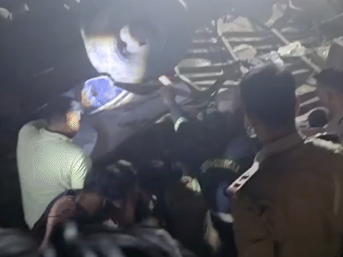 ट्रक पलटने की वजह से रेस्क्यू में दिक्कत हुई। करीब एक घंटे तक रेस्क्यू चला, तब जाकर सभी को बाहर निकाला गया।