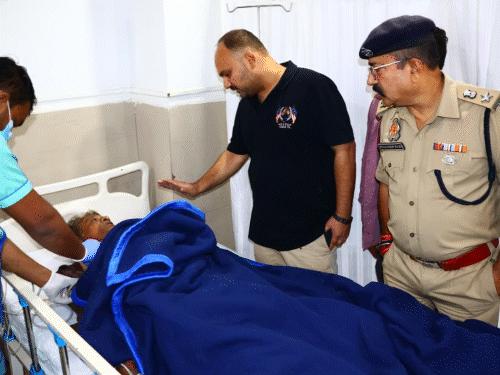 अधिकारियों ने अस्पताल पहुंचकर घायलों का हालचाल जाना। उनके बेहतर इलाज के लिए निर्देश दिए।