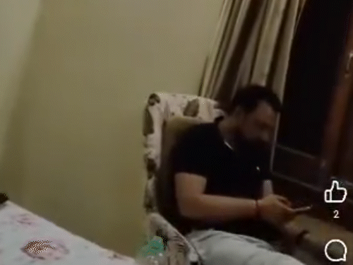 ये महिपाल चौधरी है। जोकि होटल के कमरे में बैठा हुआ है।