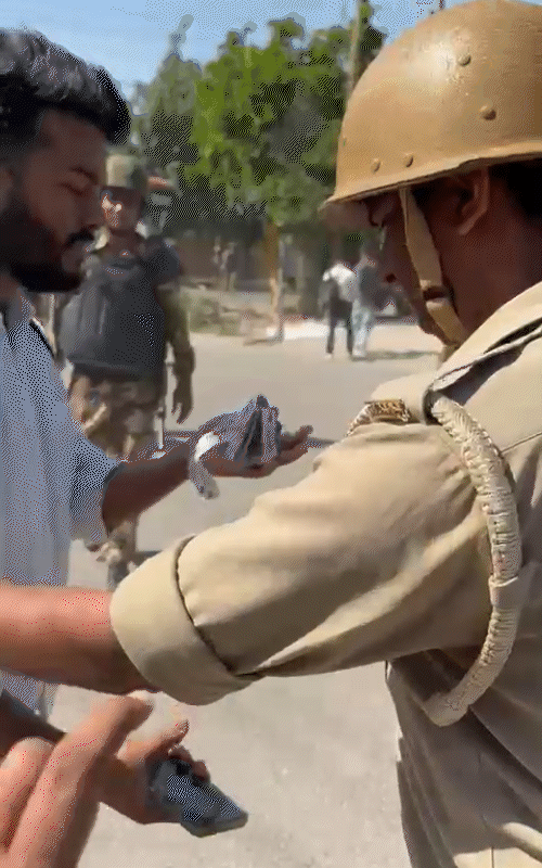 पुलिसकर्मी जितेंद्र सिंह ने भास्कर रिपोर्टर साकेत आनंद से मारपीट की।