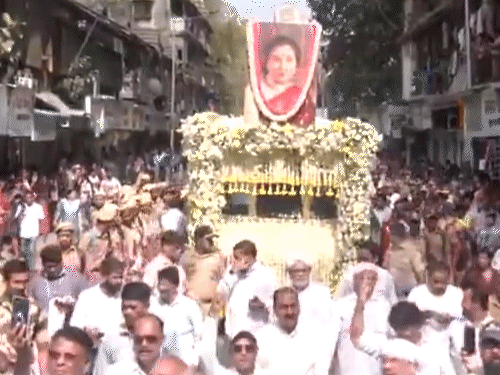 आशा भोसले के पार्थिव शरीर को अंतिम संस्कार के लिए ले जाते समय सड़कों पर बड़ी संख्या में लोग नजर आए।