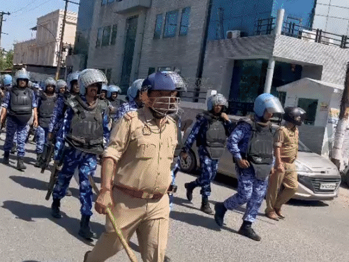 हिंसा काबू करने के लिए नोएडा के कई इलाकों में रैफिड एक्शन फोर्स की तैनाती की गई है।