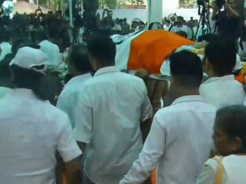 राजकीय सम्‍मान के साथ आशा भोसले का अंतिम संस्कार, बेटे आनंद ने दी मुखाग्नि