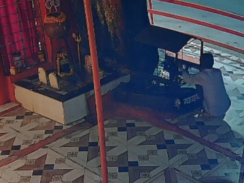 शनि मंदिर में प्रणाम करने के बाद चोर ने मुकुट उठा लिया।