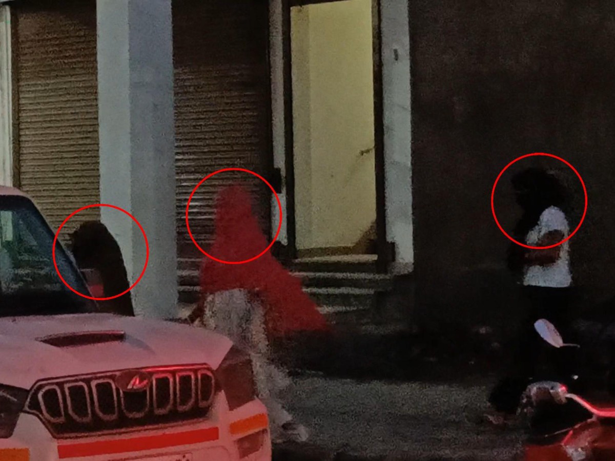 स्पा सेंटर से महिलाओं को ले जाती पुलिस।