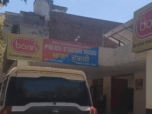 लुधियाना के दुगरी थाने में पीड़ित महिला ने शिकायत दर्ज कराई।