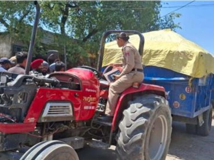 हादसे के बाद पुलिस ने ट्रैक्टर-ट्राली को कब्जे में ले लिया है। चालक भाग गया है।