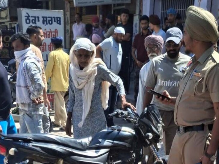 हादसे में क्षतिग्रस्त मोटरसाइकिल और मौके पर पूछताछ करती पुलिस।