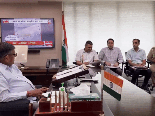 अधिकारियों के साथ मीटिंग करते चंडीगढ़ प्रशासक गुलाब चंद कटारिया।