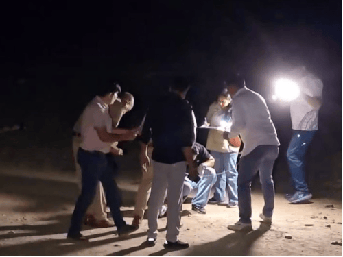 मौके से बरामद हथियार और जांच करती पुलिस।