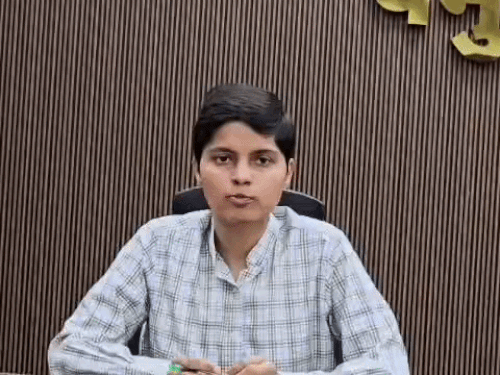 लघु सचिवालय के सभागार में जानकारी देतीं हुई डीसी प्रीति।