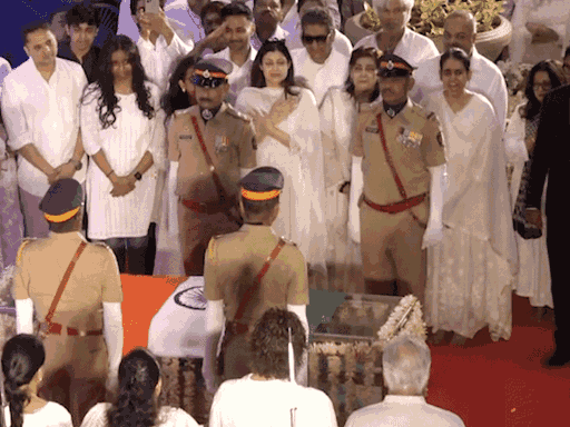 आशा भोसले का पार्थिव शरीर तिरंगे में लपेटा गया, जिसके बाद उन्हें सलामी दी गई है।