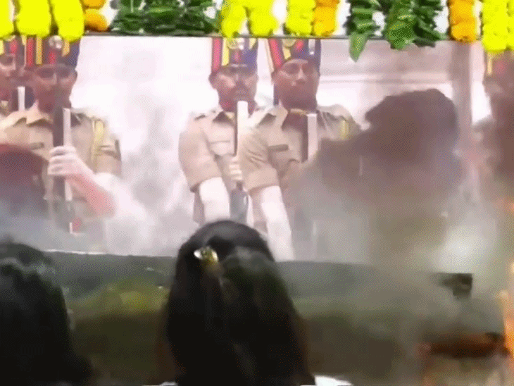 आशा जी को उनके बेटे आनंद भोसले ने दी मुखाग्नि दी।