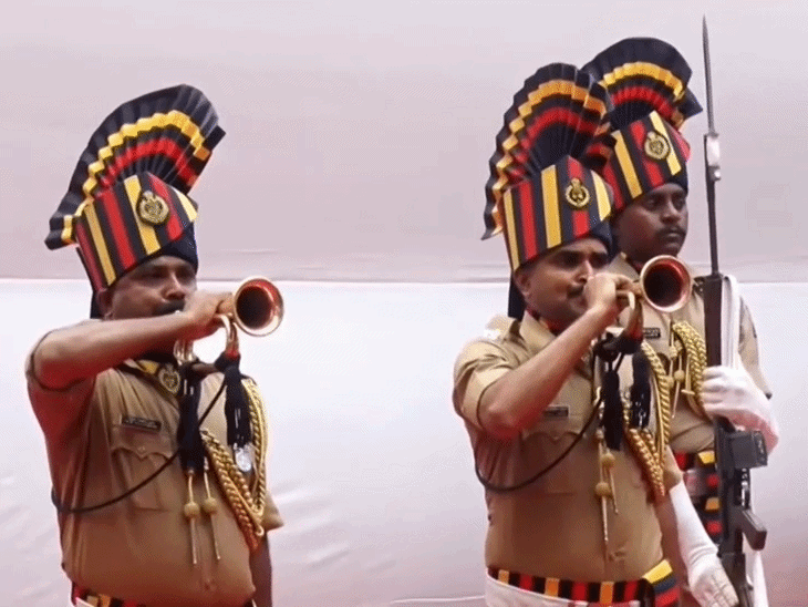 अंतिम संस्कार के वक्त महाराष्ट्र पुलिस ने गार्ड ऑफ ऑनर दिया।