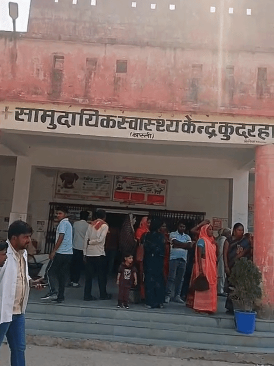 महिला के पति उसे प्रसव पीड़ा होने पर एंबुलेंस से लेकर सीएचसी कुदरहा पहुंचे थे।