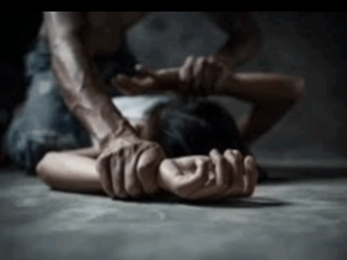 नाबालिग लड़की से 5 दोस्तों ने गैंगरेप किया है। फाइल फोटो।