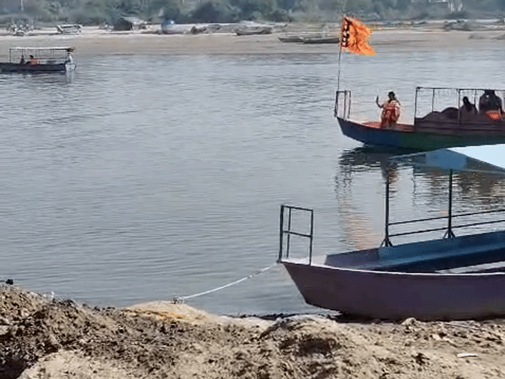 उत्तर प्रदेश के मथुरा में सोमवार सुबह धूप खिली रही।