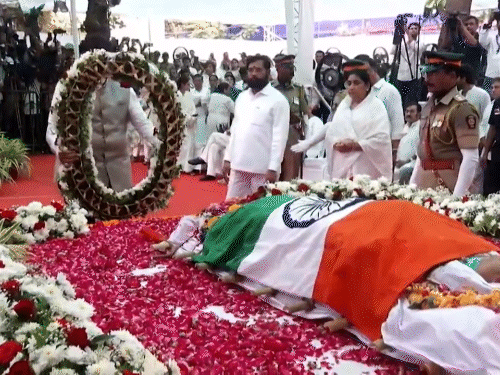 राजकीय सम्‍मान के साथ आशा भोसले का अंतिम संस्कार, बेटे आनंद ने दी मुखाग्नि