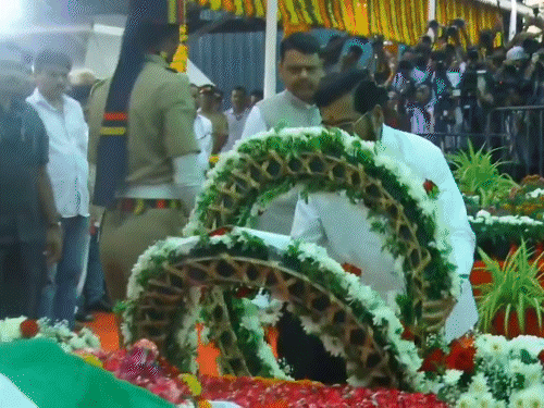 राजकीय सम्‍मान के साथ आशा भोसले का अंतिम संस्कार, बेटे आनंद ने दी मुखाग्नि