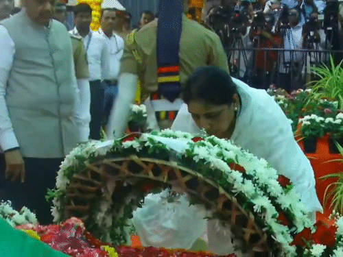 राजकीय सम्‍मान के साथ आशा भोसले का अंतिम संस्कार, बेटे आनंद ने दी मुखाग्नि