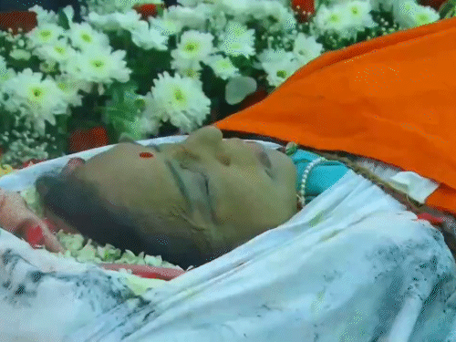 आशा भोसले के पार्थिव शरीर को तिरंगे में लपेटकर रखा गया था।