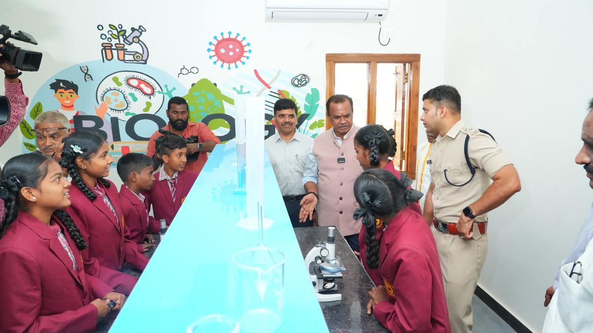 मंत्री कोमाटिरेड्डी ने स्कूल में बच्चों से बातचीत की।