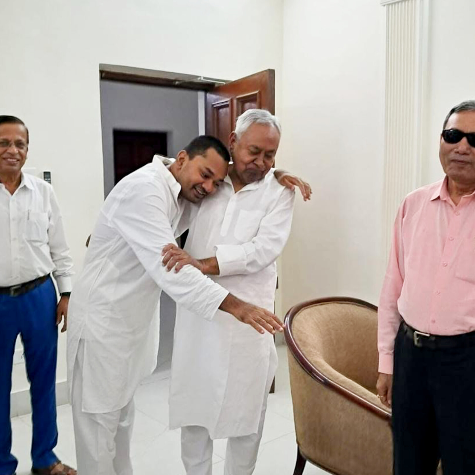 8 मार्च को निशांत कुमार ने JDU जॉइन की। तस्वीर 16 मार्च की है, जब नीतीश कुमार राज्यसभा चुनाव में निर्वाचित घोषित हुए थे।