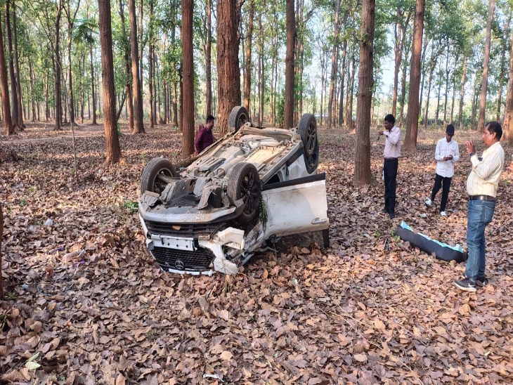 जगदलपुर में हादसे के बाद कार पलट गई और बुरी तरह डैमेज हो गई।