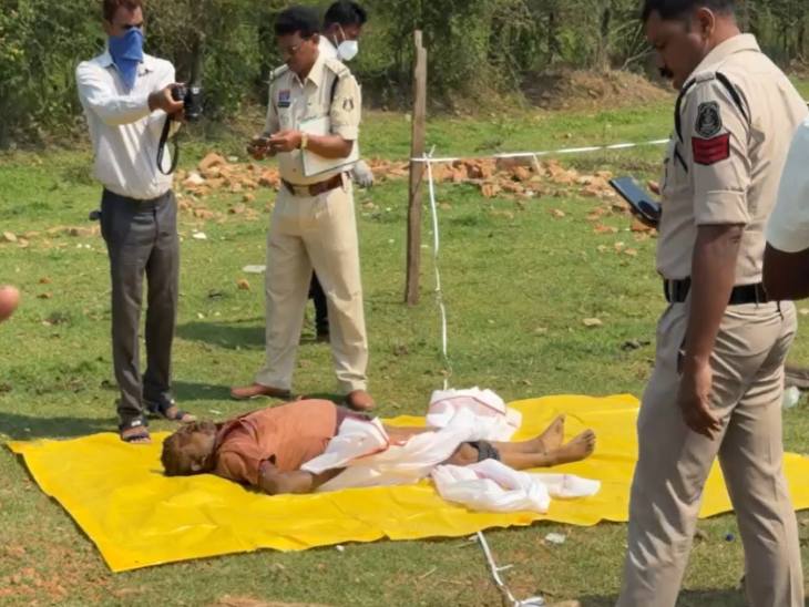 जमीन से बाहर निकालकर रखा गया कारोबारी का शव।