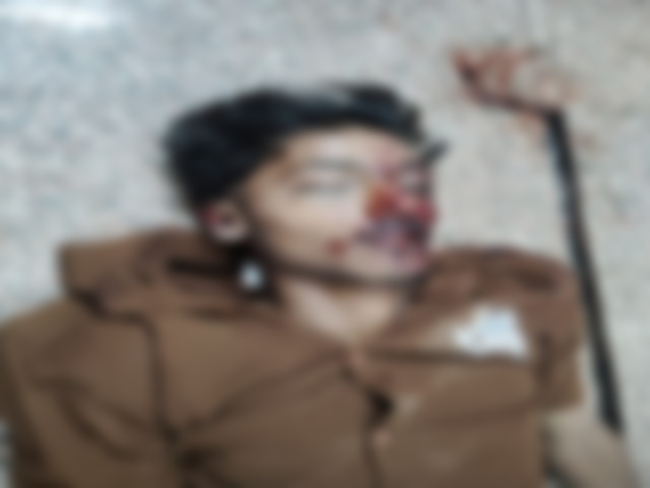 भूपेंद्र साहू की बाइक पेड़ से टकरा गई, जिससे उसकी मौत हो गई।