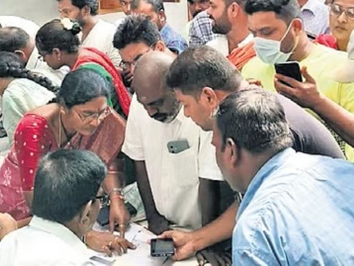 तेलंगाना के नलगोंडा जिले के प्रतीक सरकारी स्कूल में हजारों पैरेंट्स अपने बच्चों के एडमिशन के लिए इकट्ठा हो रहे हैं।