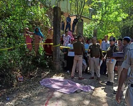 मंडी के सरकाघाट में जिस जगह युवती का मर्डर हुआ, उस जगह पर जुटी लोगों की भीड़ और रास्ते में पड़ा शव।