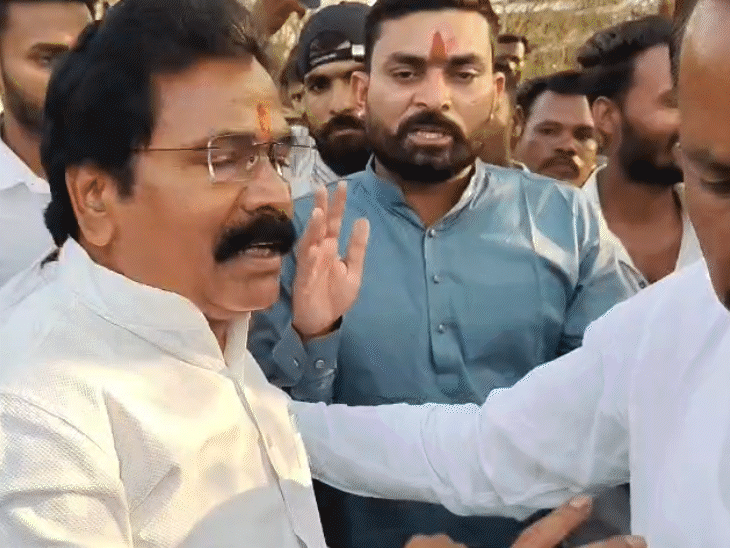 नर्मदापुरम में भाजपा के विधायक ठाकुरदास नागवंशी को ग्रामीणों ने घेर लिया।