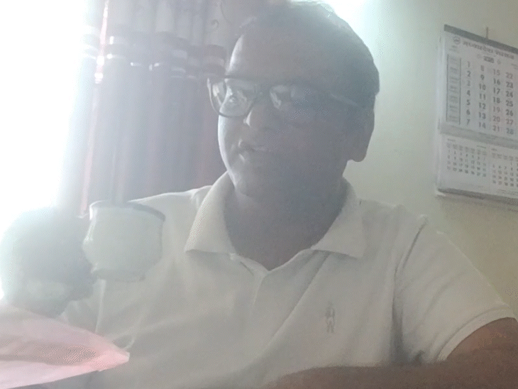 खिलचीपुर के पुराने चेकपोस्ट की बिल्डिंग में आरपी सिंह ने रिपोर्टर से डील की।